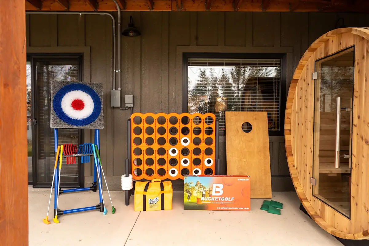 Covered patio with giant games, bucketgolf and a barrel sauna